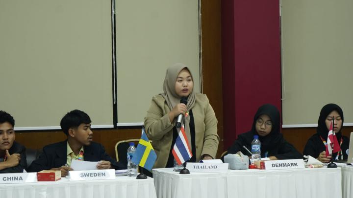 Eka Setyawati dan Fanesa Melifika Mahasiswa UBL Berpartisipasi Dalam Global Model United Nations SDGs Youth Conference 2024